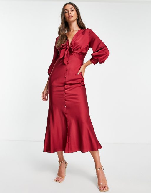 ASOS DESIGN Tall - Robe mi-longue en satin nouée sur le devant avec boutons - Vin