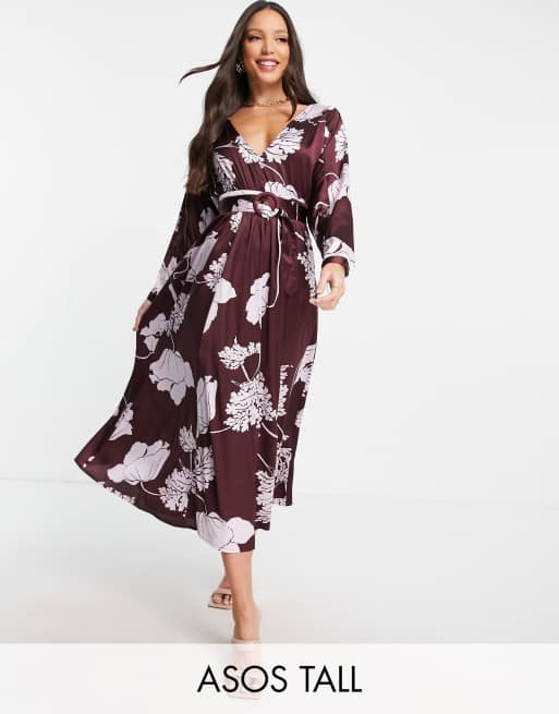 ASOS DESIGN Tall - Robe rétro mi-longue en satin avec ceinture, manches chauve-souris et motif à fleurs oversize contrastantes - Violet