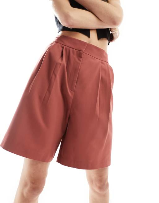 ASOS DESIGN Tall – Roströda, figursydda shorts i lång modell