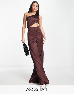 ASOS DESIGN Tall - Satin-Jumpsuit in Braun mit One-Shoulder-Träger und Zierausschnitt