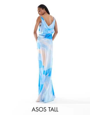 ASOS DESIGN Tall - Satin-Maxikleid mit abstraktem Print in Blau, eckigem Ausschnitt und Wasserfalldetail auf der Rücksei...