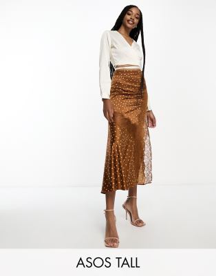 ASOS DESIGN Tall - Satin-Midirock zum Hineinschlüpfen in gepunktetem Rostbraun mit Spitzeneinsätzen-Brown