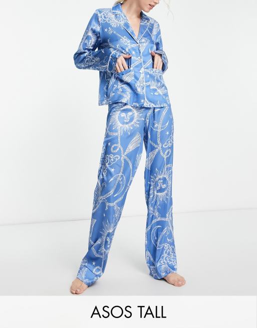 ASOS DESIGN Tall – Satin-Pyjama aus Hemd und Hose in Blau und Weiß mit barockem Himmelskörper-Printmuster