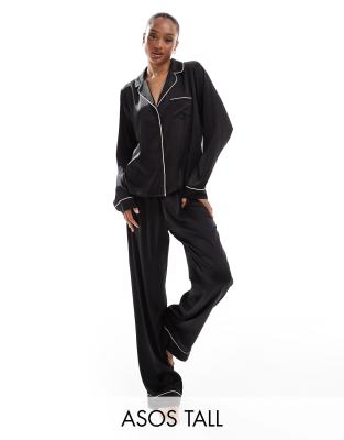 ASOS DESIGN Tall - Satin-Pyjamaset mit langärmligem Hemd und Hose in Schwarz