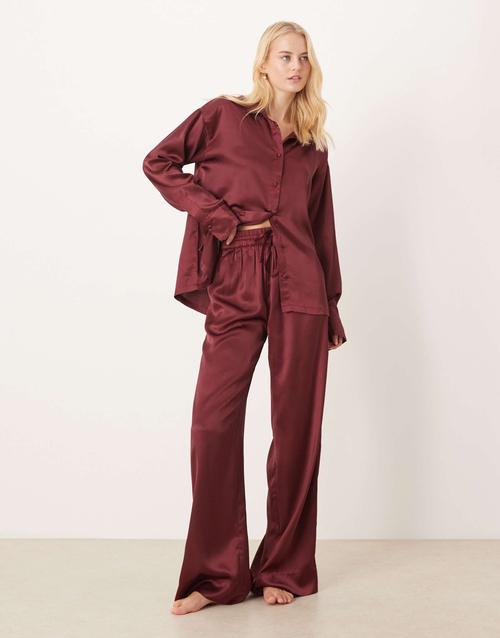 Пижамный комплект из атласной рубашки и брюк Tall от ASOS DESIGN бордового цвета