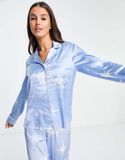 ASOS DESIGN Tall satin snowflake long sleeve shirt & trouser pyjama set with gifting bag in blue, 3 of 4