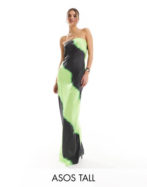 ASOS DESIGN Tall – Satynowa wiązana na plecach sukienka maxi ze skosu z dekoltem bandeau w abstrakcyjny wzór