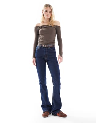 ASOS DESIGN Tall - Schlagjeans mit mittelhohem Bund und Waschung-Marineblau