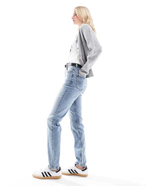 ASOS DESIGN Tall – Schmal geschnittene Mom-Jeans in Mittelblau, 3 von 5