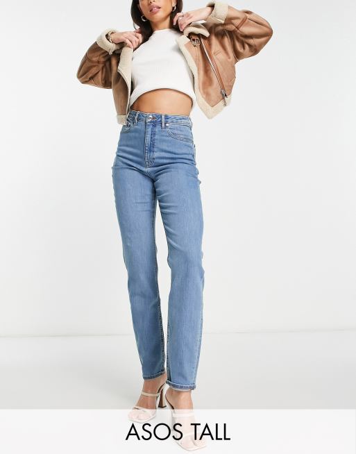 ASOS DESIGN Tall Schmal geschnittene Mom Jeans in Mittelblau