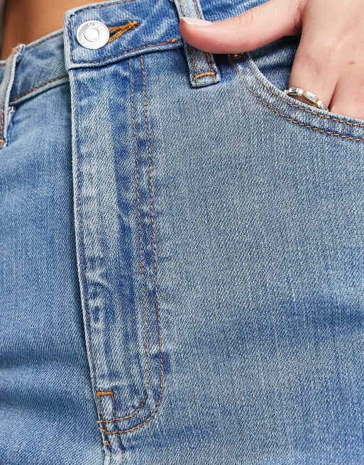 ASOS DESIGN Tall – Schmal geschnittene Mom-Jeans in Mittelblau , 3 von 4