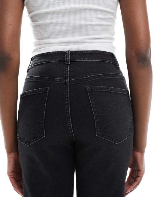 ASOS DESIGN Tall – Schmal geschnittene Mom-Jeans in verwaschenem Schwarz, 4 von 5