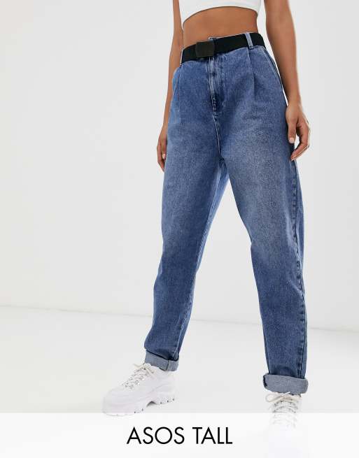 ASOS DESIGN Tall – Schmal zulaufende Boyfriend-Jeans mit abgerundeten Nähten und Web-Gürtel in mittlerer Vintage-Waschung