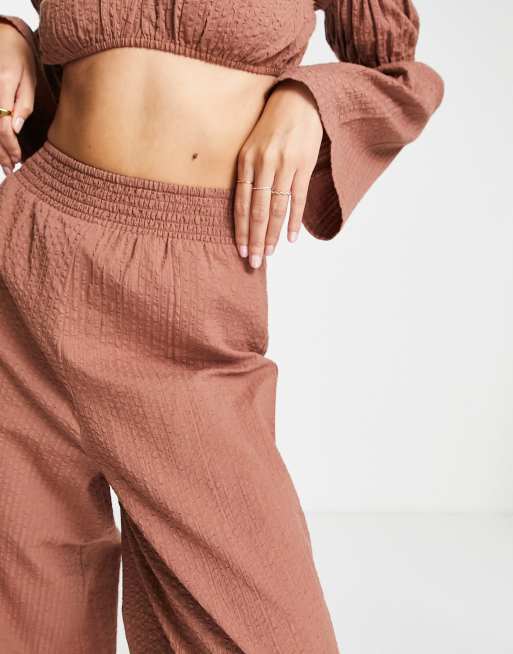 ASOS DESIGN Tall – Seersucker-Strandhose in Braun mit weitem Bein, Kombiteil, 3 von 4