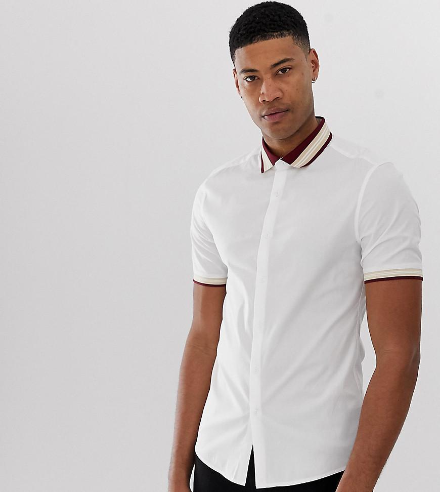 ASOS DESIGN Tall - Skinny-skjorte i strækbart stof med bordeaux ribstrikket krave-Hvid
