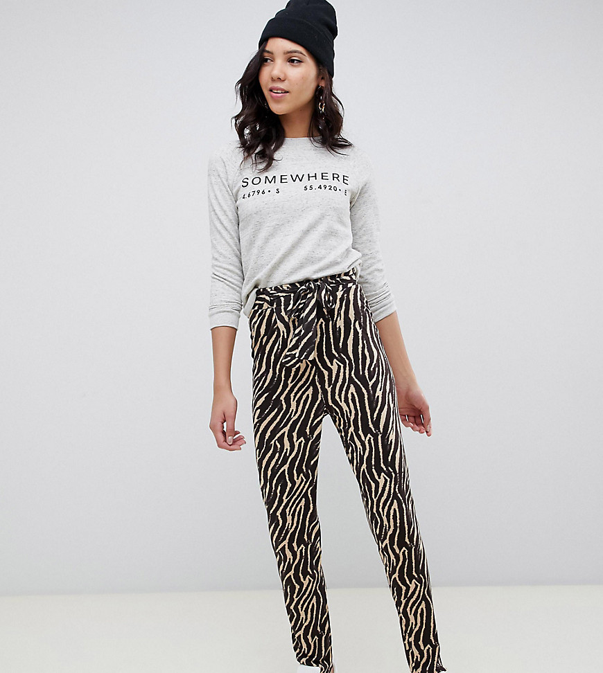 ASOS DESIGN - Tall - Smaltoelopende broek met riem en tijgerprint-Multi