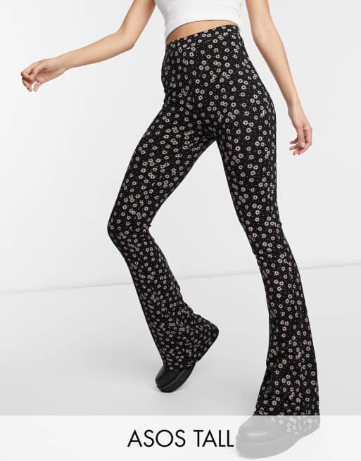 ASOS DESIGN Tall – Småmönstrade utsvängda byxor
