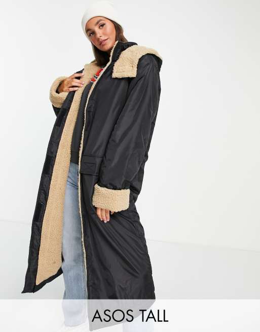 ASOS DESIGN Tall - Sort maxi-regnfrakke med imiteret lammeskinds-for