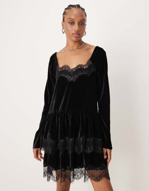 ASOS DESIGN Tall - Sort minikjole med hjerteformet hals og lange ærmer i velour, 2 af 4