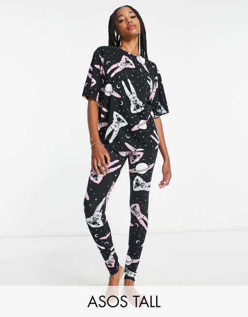 ASOS DESIGN Tall - Sort pyjamassæt med T-shirt & leggings med rumprint