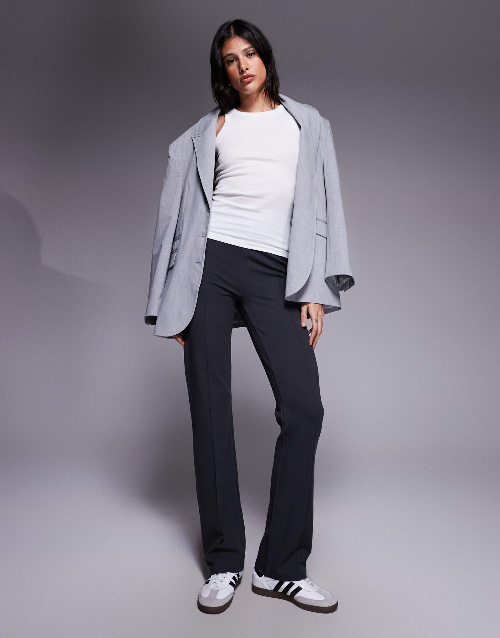 ДИЗАЙНЕРСКИЕ брюки ASOS с высокими прямыми штанинами и защипами цвета древесного угля