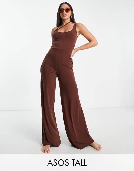 ASOS DESIGN Tall - Strandjumpsuit met uitsnijding in bruin 