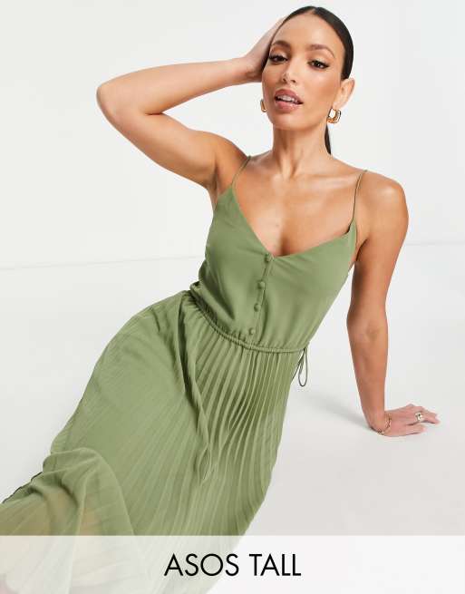 ASOS DESIGN Tall – Sukienka midi na ramiączkach w kolorze khaki z guzikami, wiązaniem w talii i plisowanym dołem