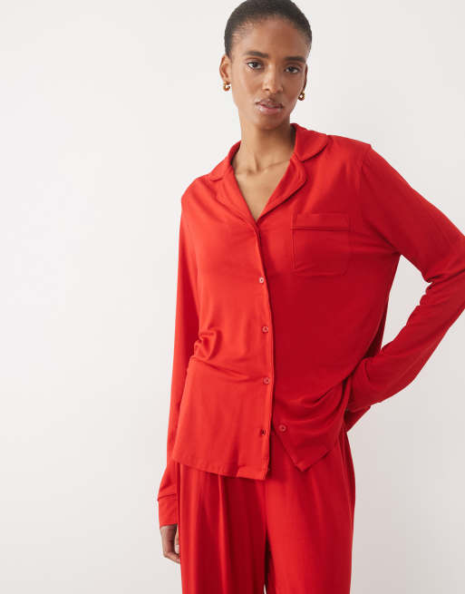 ASOS DESIGN Tall superblødt pyjamassæt med langærmet skjorte og bukser i rød, 4 af 4