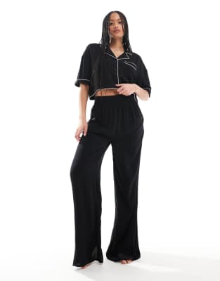 ASOS DESIGN Tall - Superweiche, fließende Pyjama-Hose in Schwarz mit kontrastierender Einfassung und weitem Bein