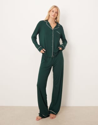 ASOS DESIGN Tall - Superweicher Pyjama aus langärmligem Hemd und Hose in Dunkelgrün