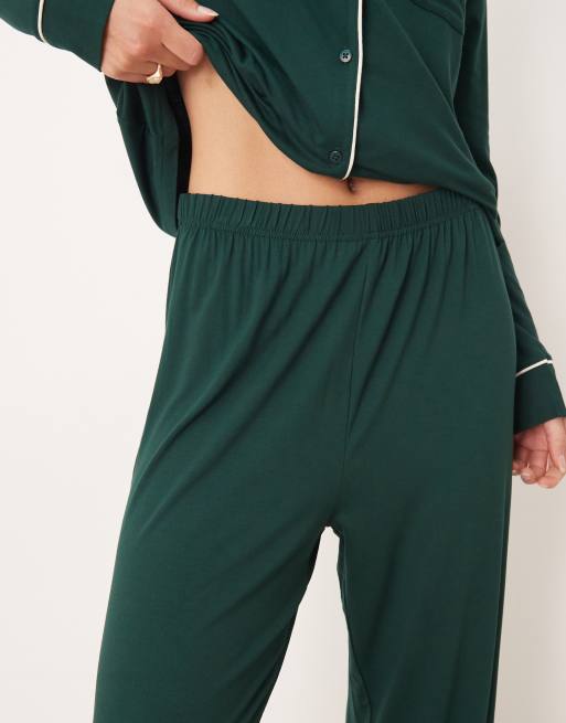 ASOS DESIGN Tall – Superweicher Pyjama aus langärmligem Hemd und Hose in Dunkelgrün, 2 von 4