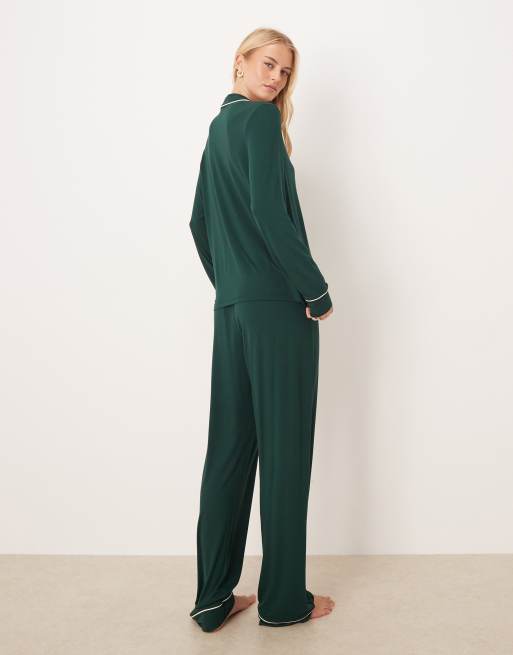 ASOS DESIGN Tall – Superweicher Pyjama aus langärmligem Hemd und Hose in Dunkelgrün, 3 von 4