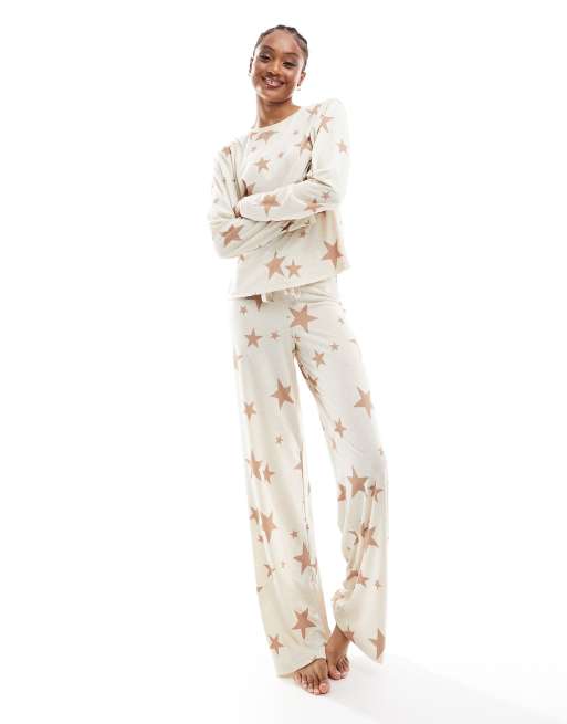 ASOS DESIGN Tall – Superweicher Pyjama aus langärmligem Oberteil und Hose in Cremeweiß mit Sternenmuster, 2 von 4
