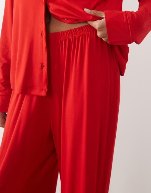 ASOS DESIGN Tall superweiches Pyjama-Set mit langärmligem Hemd und Hose in Rot, 2 von 4