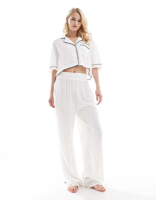 ASOS DESIGN Tall - Superzachte pyjamabroek van gladde stof met wijde pijpen en contrasterende biezen in wit