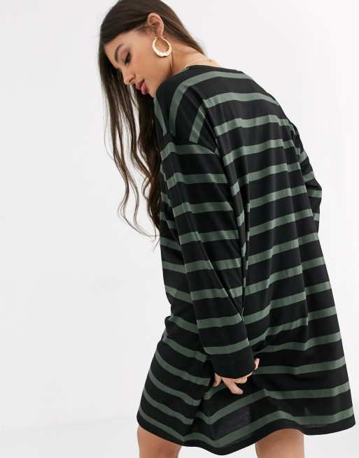 ASOS DESIGN Tall – Svart- och khakirandig t-shirtklänning i oversize-modell, 2 av 4