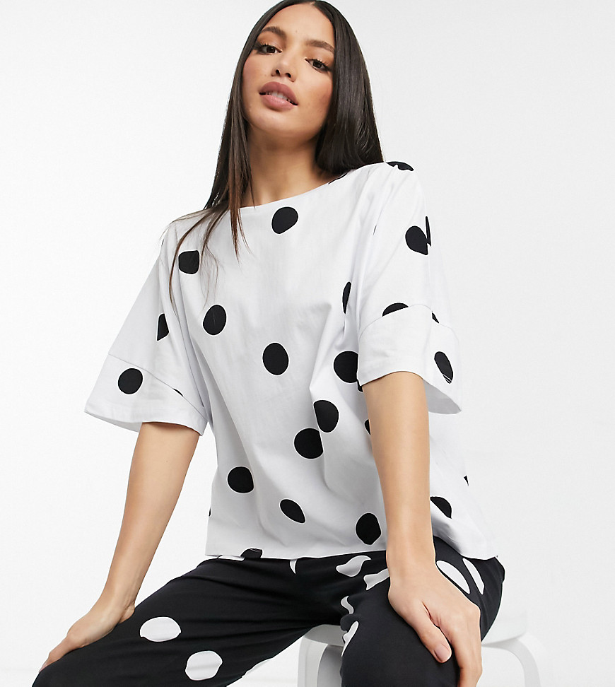 ASOS DESIGN Tall – Svart och vitt pyjamasset med t-shirt och leggings med kontrastprickar, endast hos ASOS-Flerfärgad