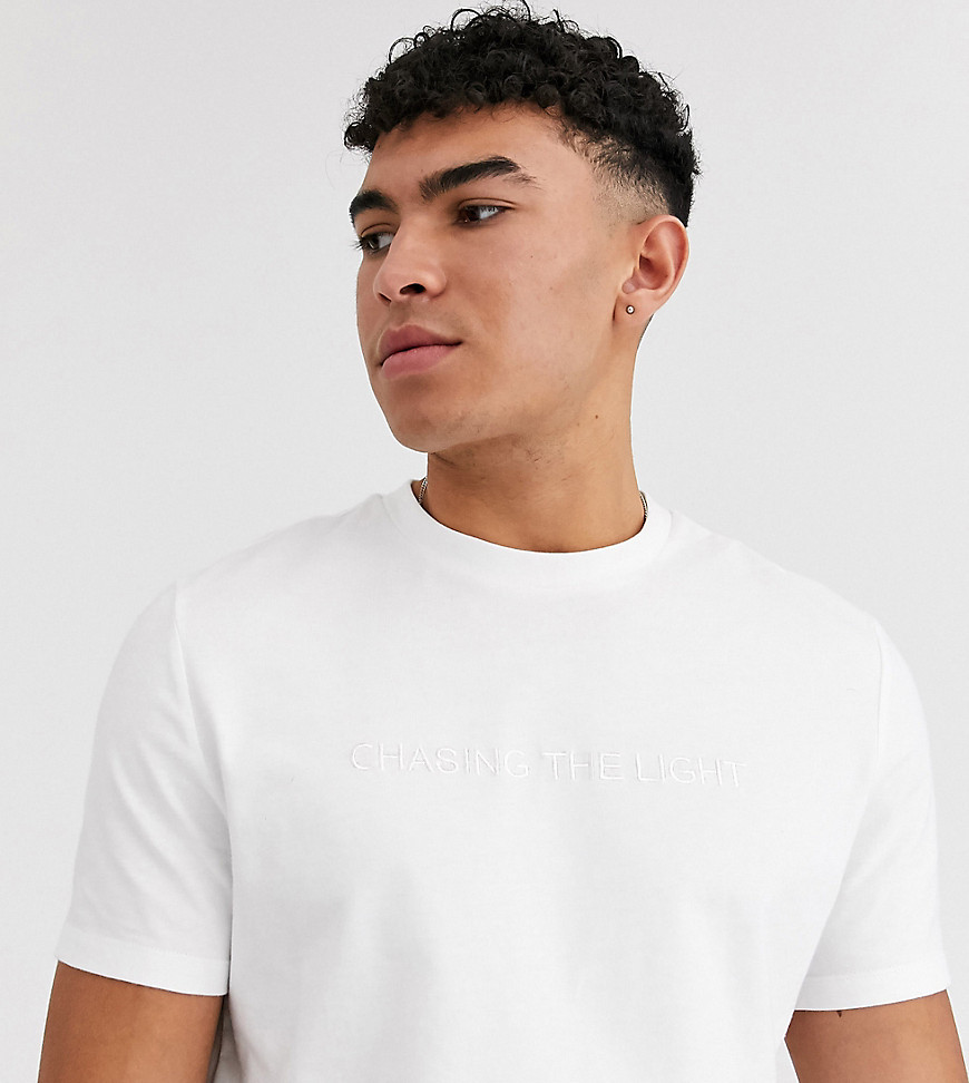 ASOS DESIGN Tall - T-shirt comoda con scritta ricamata sul petto tono su tono-Bianco