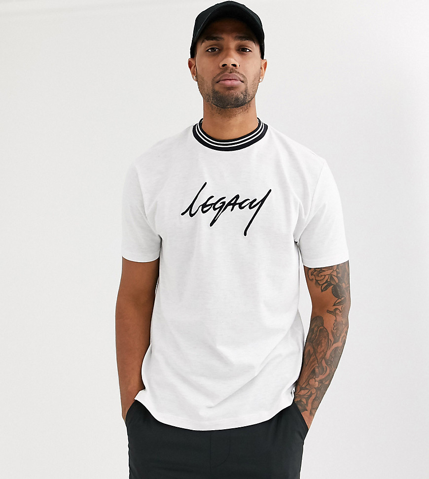 ASOS DESIGN Tall - T-shirt comoda in cotone organico con stampa Legacy e collo a coste a contrasto-Bianco