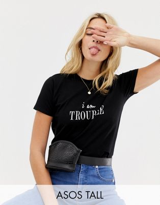 ASOS DESIGN Tall – T-Shirt med tryck Trouble-Vit