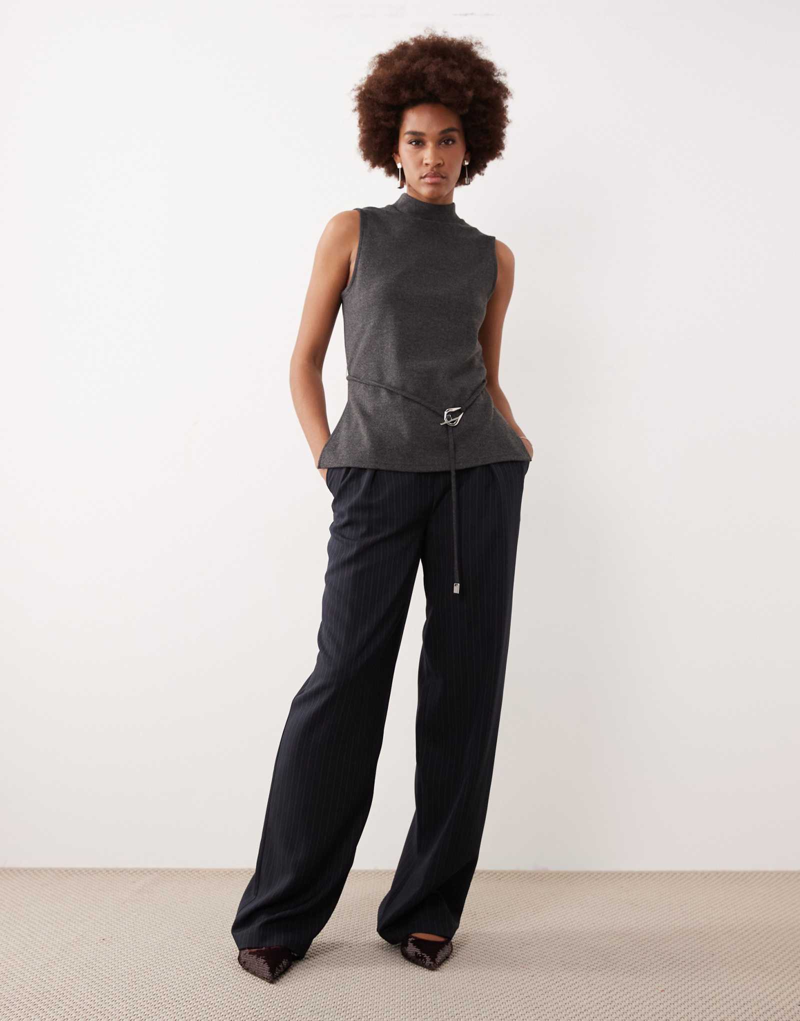 Высокие плиссированные брюки ASOS DESIGN с широкими штанинами в темносинюю полоску 