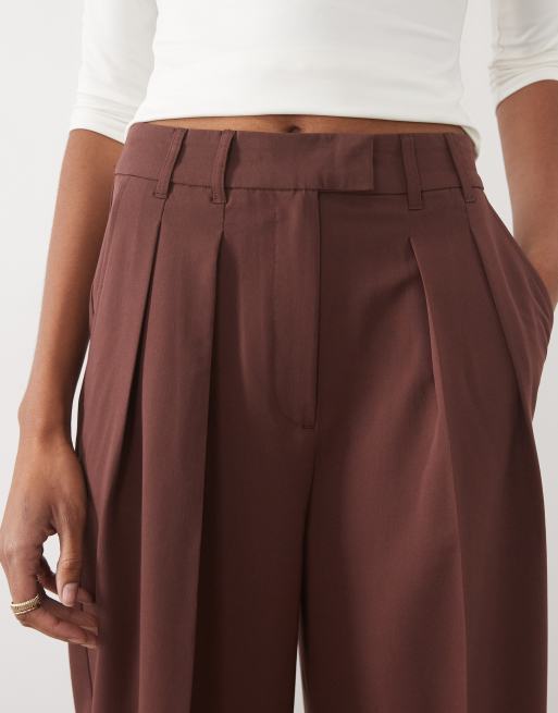 ASOS DESIGN Tall Tailored wide leg trousers with pleat detail in deep brown, 2 of 5