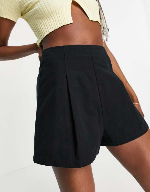 ASOS DESIGN Tall textured pleat front short in black, 3 of 4