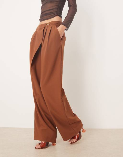 ASOS DESIGN Tall – Tobaksbruna, figursydda byxor med asymmetrisk omlott, vida ben och spänne , 2 av 5