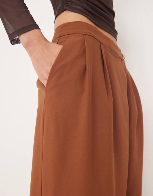 ASOS DESIGN Tall – Tobaksbruna, figursydda byxor med asymmetrisk omlott, vida ben och spänne , 5 av 5
