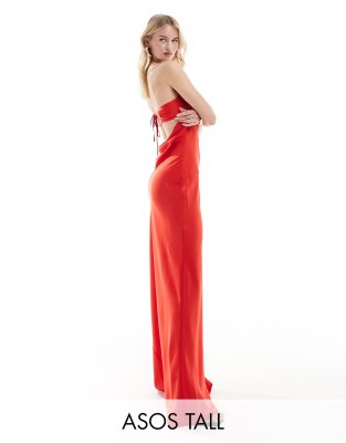 ASOS DESIGN Tall - Trägerloses Satin-Maxikleid in Rot mit asymmetrischem Schnitt und Bindedetail am Rücken