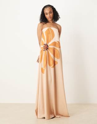 ASOS DESIGN Tall - Trapezförmiges, trägerloses Maxikleid aus Satin in Gelb mit Blumenmuster-Bunt