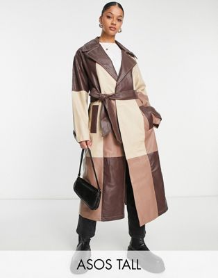 ASOS DESIGN Tall - Trench-coat en similicuir à empiècements - Marron | ASOS