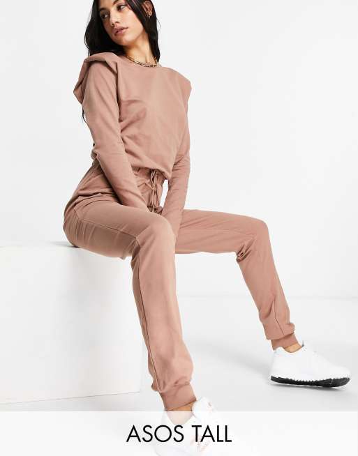 ASOS DESIGN Tall - Tuta jumpsuit marrone a maniche lunghe con joggers e spalline imbottite
