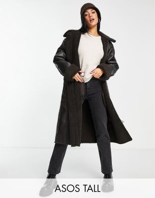 ASOS DESIGN Tall - Verstärkter Maxi-Mantel in Dunkelbraun mit Teddyfell-Kragen